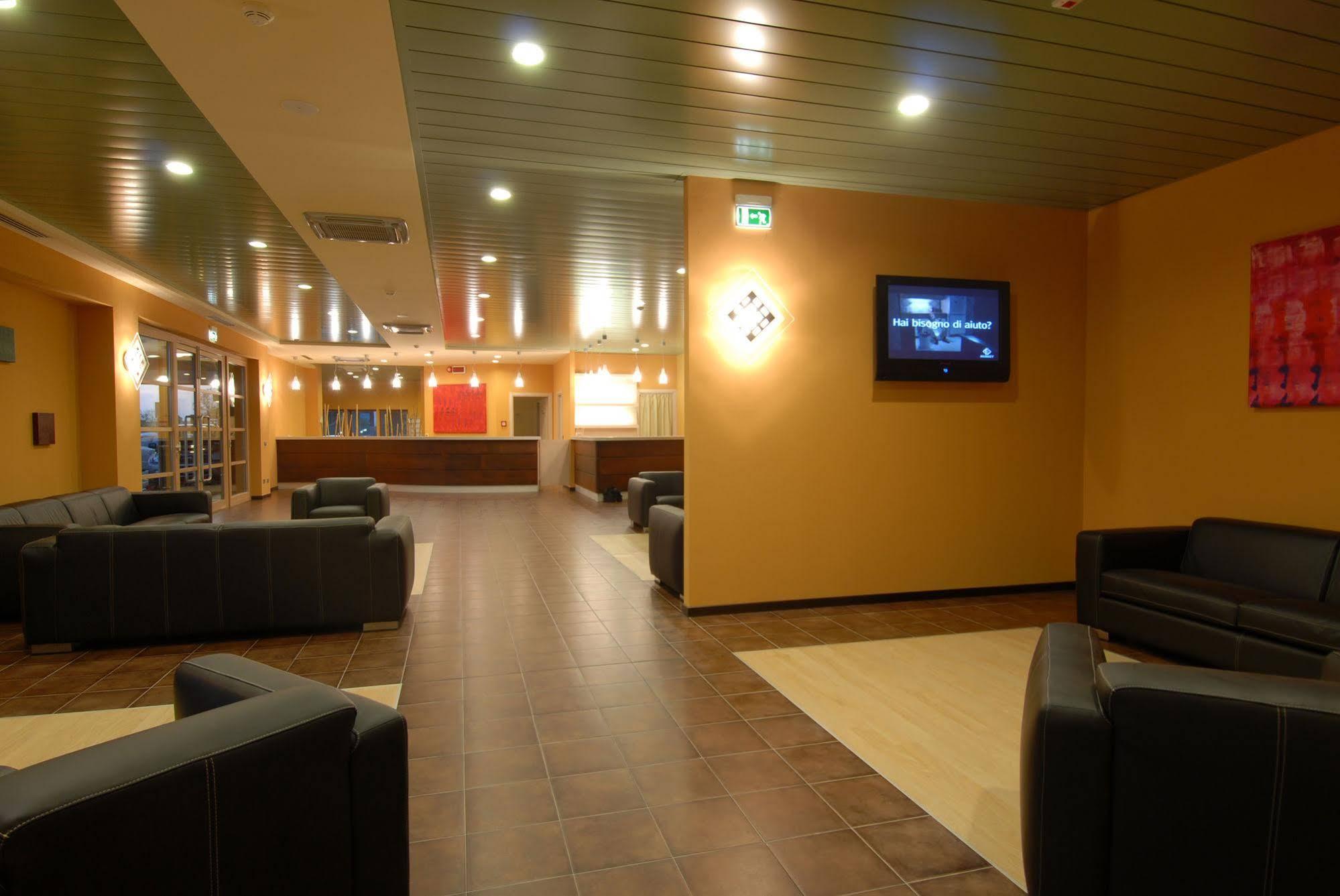 Motel Hotel Piranha Cameriano Extérieur photo