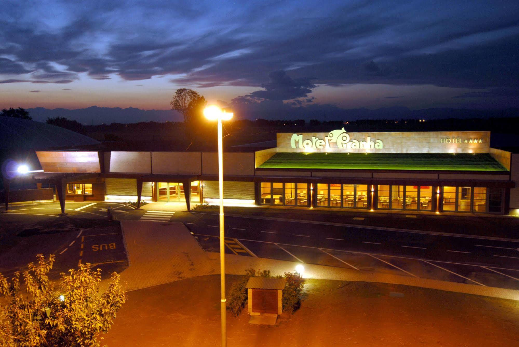 Motel Hotel Piranha Cameriano Extérieur photo